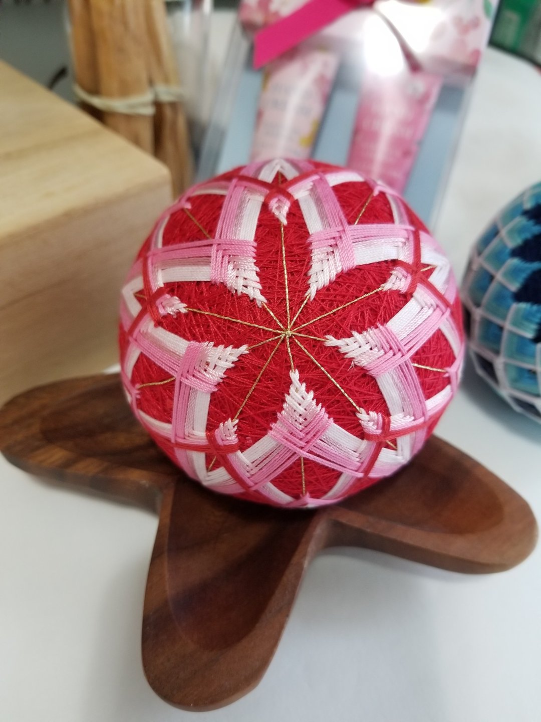 (订制) 彩线日和 中尺寸鞠球 家居游玩摆设 - 红樱 (全人手) M - 摆饰 - 绣线 红色