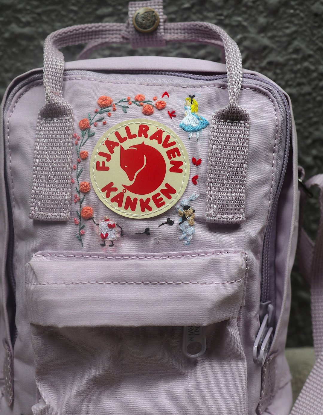 爱丽丝梦游仙境Kanken Sling2.5公升薰衣草紫单肩斜背包-手工刺绣 - 侧背包/斜挎包 - 防水材质 紫色