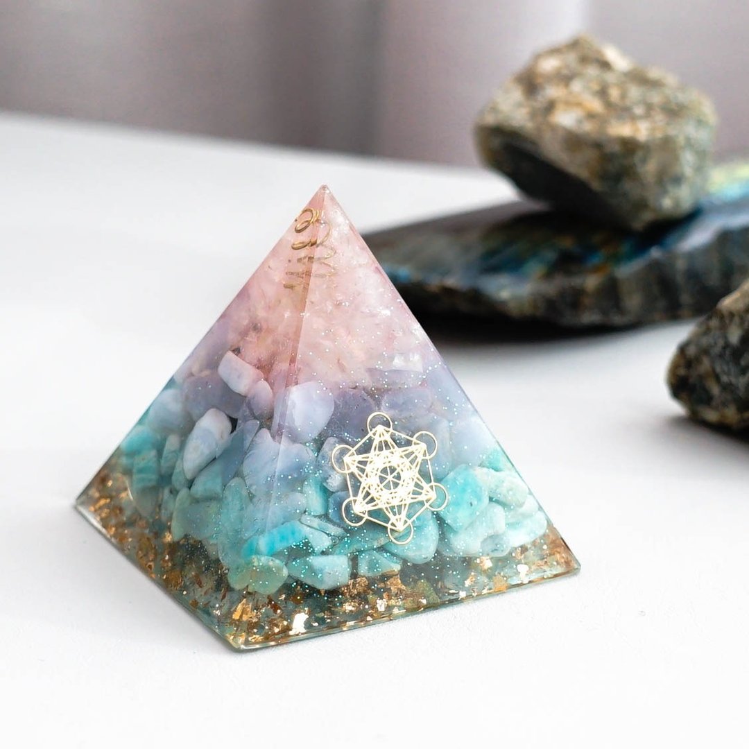 【粉晶、天河石、蓝玉髓】奥根水晶能量金字塔Orgonite 6x6 cm - 摆饰 - 水晶 多色