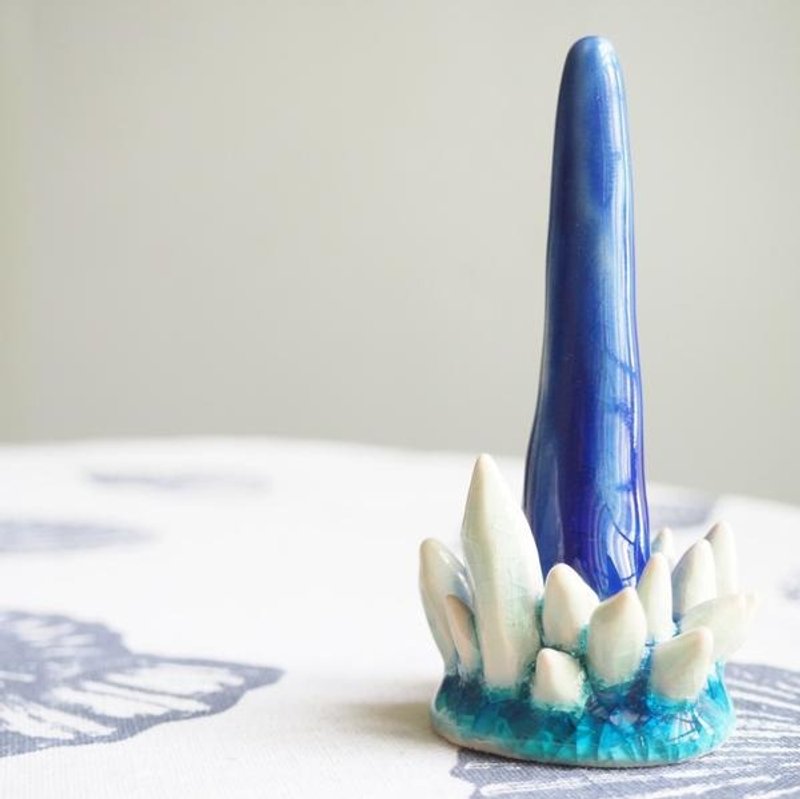 深邃的蓝白瓷戒指座 - 戒指 - 陶 蓝色