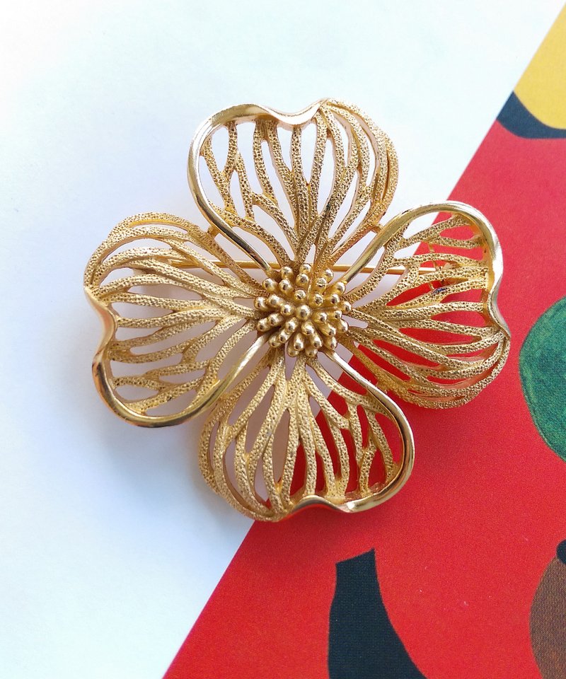 Vintage Jewelry 西洋古董饰品 TRIFARI 篓空 四照花 花卉 别针 - 徽章/别针 - 其他金属 金色