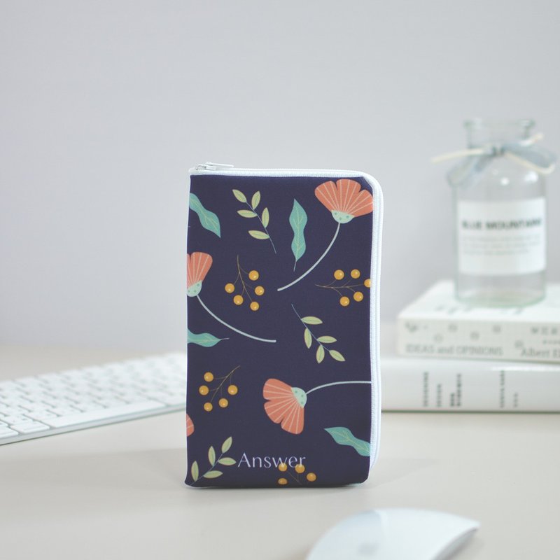 防震手机收纳包 - 缤纷(深蓝底) - 化妆包/杂物包 - 棉．麻 