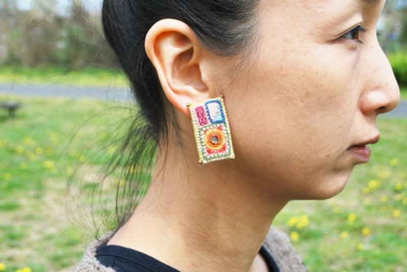 Mirror embroidered colorful square earrings Clip-On - 耳环/耳夹 - 绣线 多色