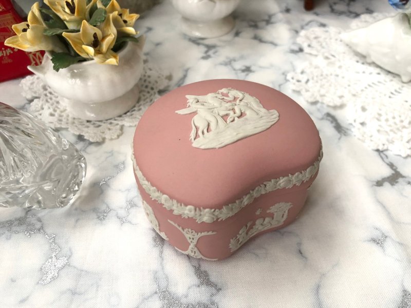 古董英国制Wedgwood Jasper 粉红碧玉浮雕希腊神话豆形珠宝盒 - 收纳用品 - 瓷 粉红色