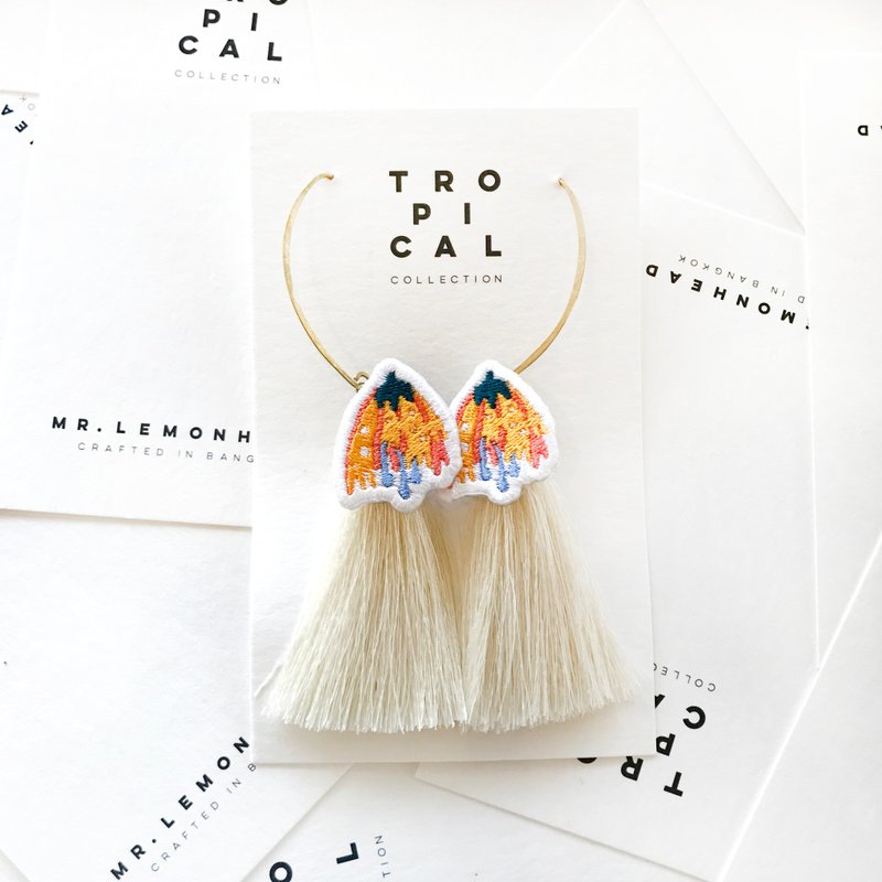 yellow flower with white tassel Earrings - 耳环/耳夹 - 聚酯纤维 白色