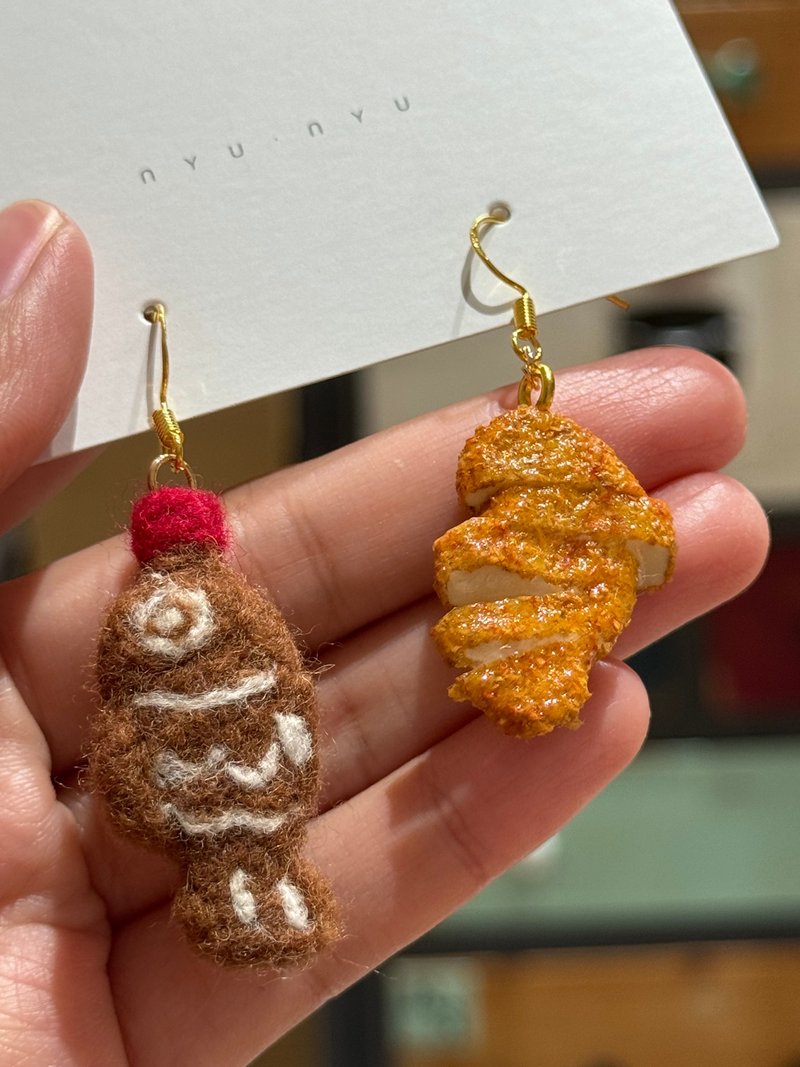 金鱼酱油佐炸猪排耳环 - 耳环/耳夹 - 羊毛 咖啡色