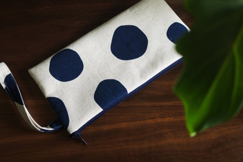 不规则蓝色点点 手拿包 - 手拿包 - 棉．麻 