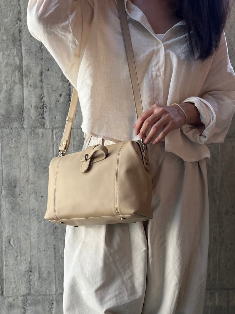 变胖又变高的愈盒包 卡其 口金包 医生包 侧背包 意大利精品牛皮 - 侧背包/斜挎包 - 真皮 卡其色