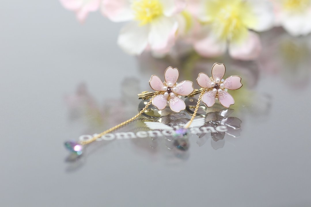 Spring breeze with dancing cherry blossoms Pierced earrings & Earrings - 耳环/耳夹 - 树脂 粉红色