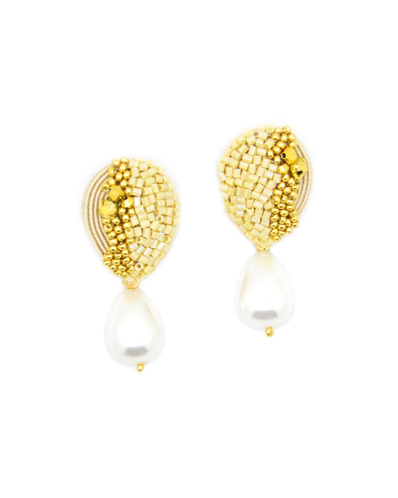Teardrop earrings with bead embroidery and pearls in beige color - 耳环/耳夹 - 其他材质 卡其色