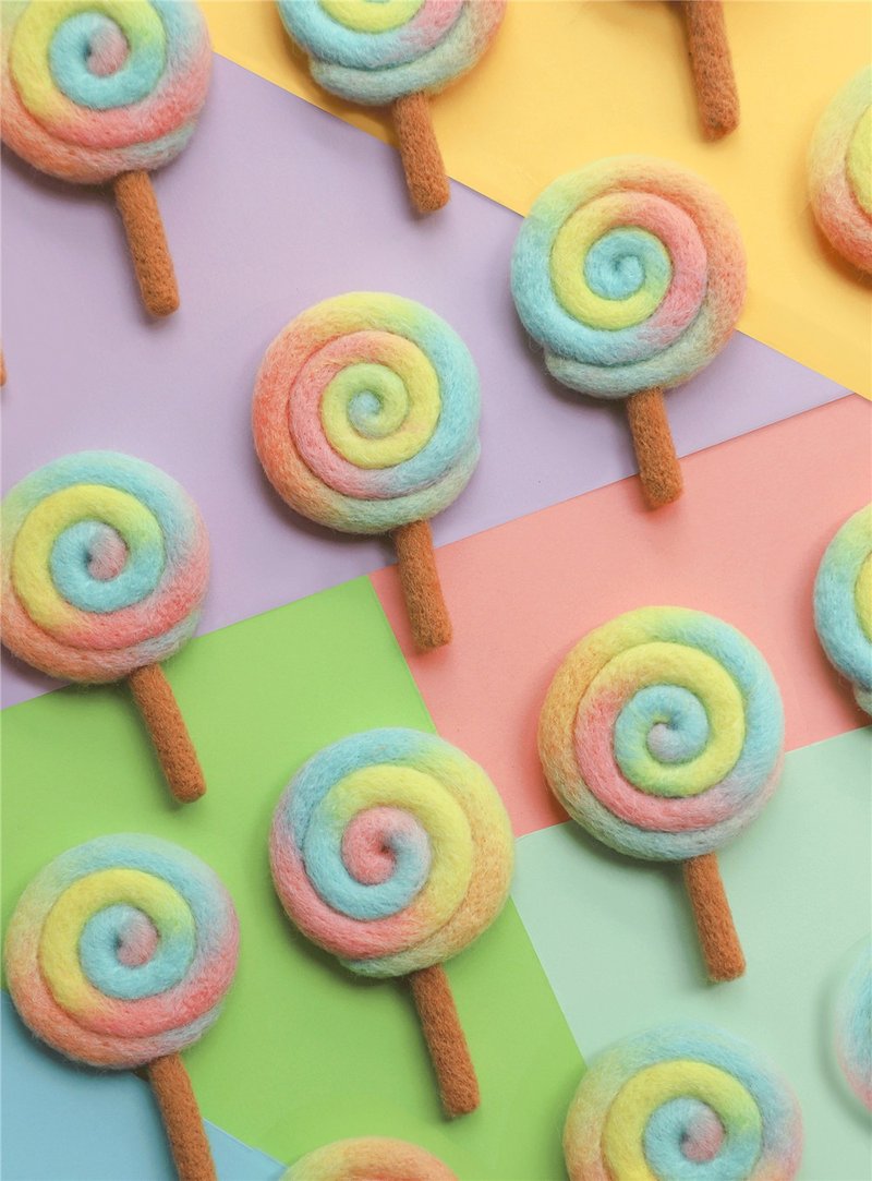 羊毛氈手作 甜系列 彩虹棒棒糖波板糖 手工胸針/別針/髮夾/磁鐵 - 胸针 - 羊毛 粉红色