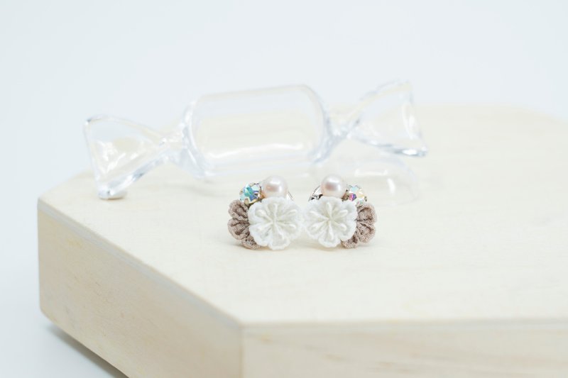 【小铃こすず】つまみ细工 / 淡水珍珠水晶和风布花耳环(深杏) - 耳环/耳夹 - 其他人造纤维 卡其色