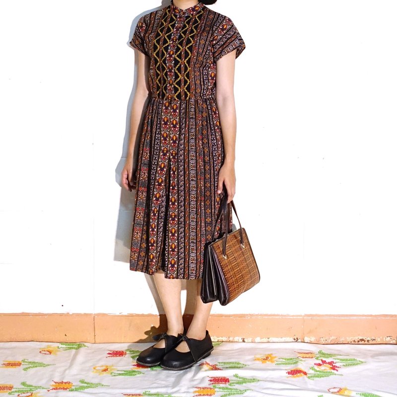 BajuTua /古着/彩色窗花图腾立领落肩洋装 - 洋装/连衣裙 - 棉．麻 黑色