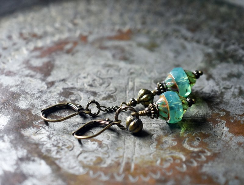 ウランガラスと手球ブラスのリングとチェーンのアンシメトリーピアス - 耳环/耳夹 - 玻璃 绿色