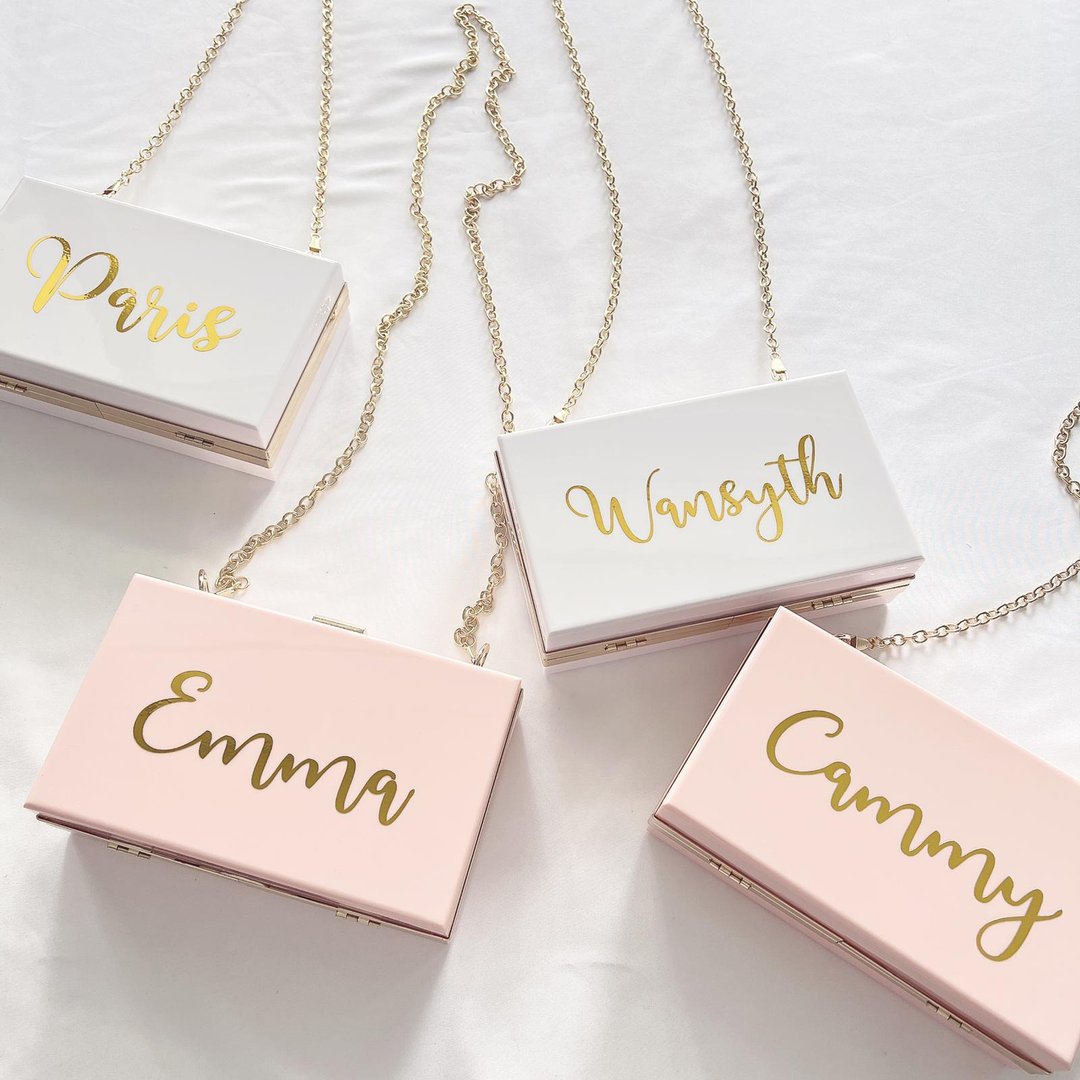 【定制化】小方盒斜背包/斜孭袋 婚礼 姊妹 伴娘 结婚 创意礼物 - 侧背包/斜挎包 - 塑料 多色