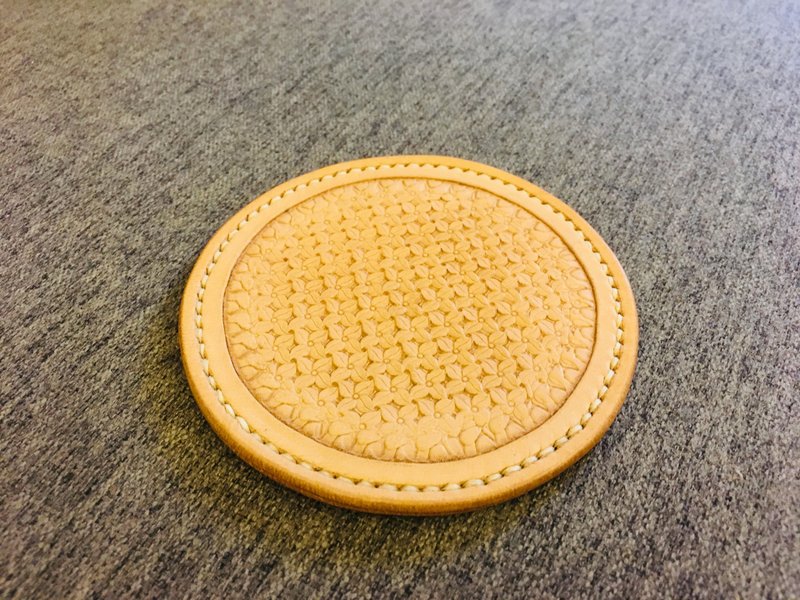 【免费定制压印字母】【生日礼物】真牛皮皮雕杯垫-Pikelets - 杯垫 - 真皮 卡其色