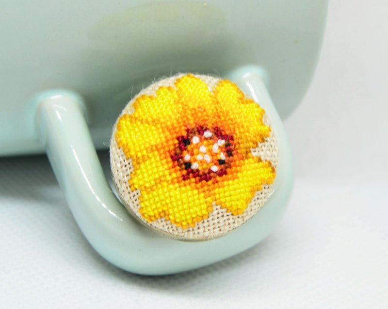 黄花刺绣戒指 十字绣精致首饰 手工制作的自然花卉生日礼物 - 戒指 - 绣线 黄色