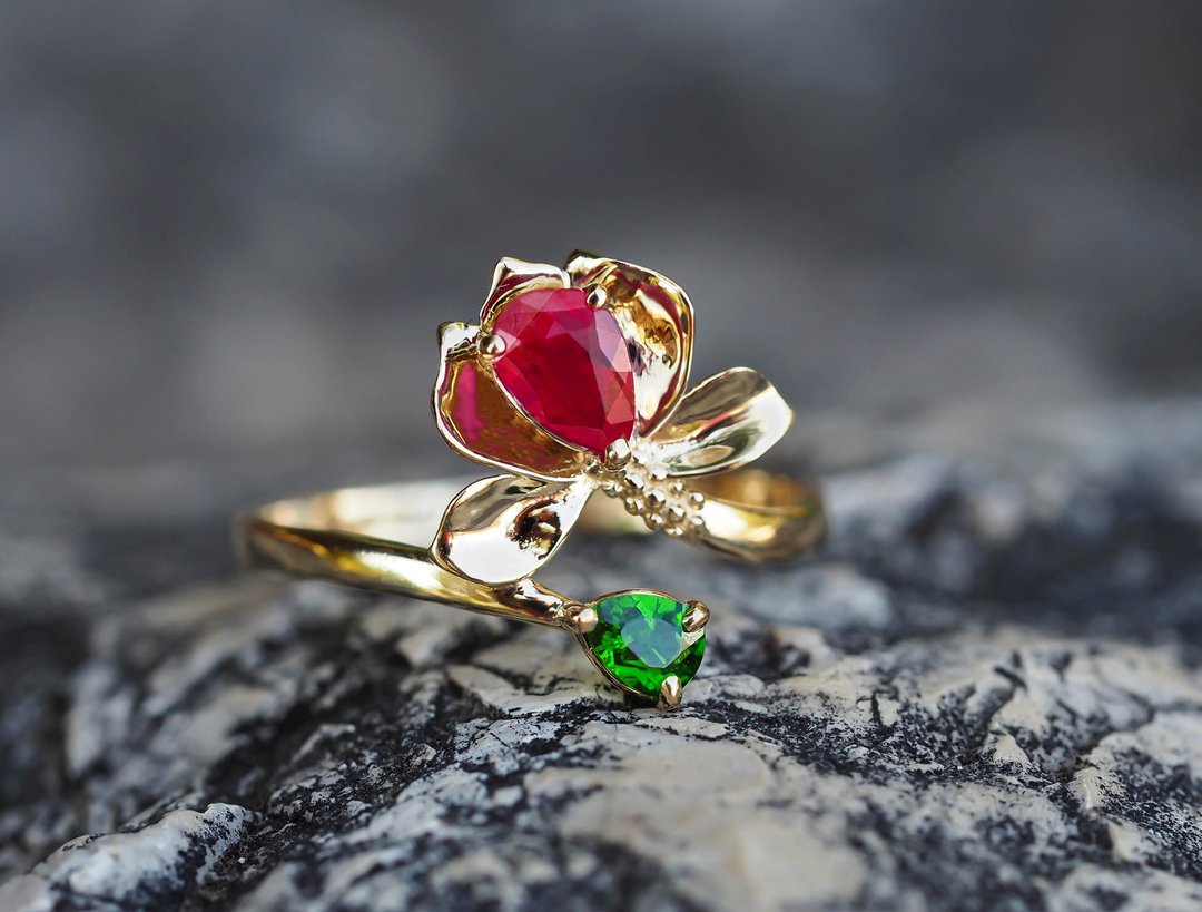 14 kt  gold ring with ruby and chrome diopside. Water lily gold ring. - 戒指 - 贵金属 金色
