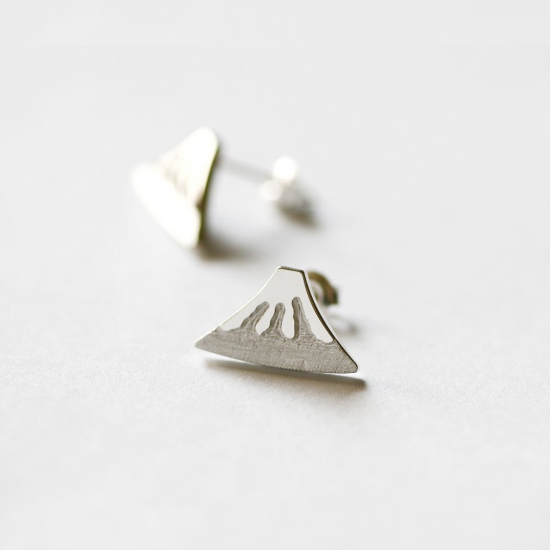 富士山 迷你耳钉 925银 - 耳环/耳夹 - 其他金属 灰色