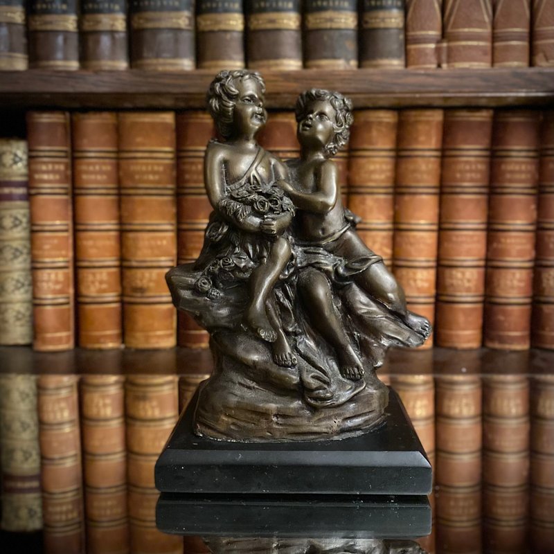 19 世纪法国 Auguste Moreau 署名青铜雕塑 /爱与纯真的寓意 - 摆饰 - 铜/黄铜 卡其色