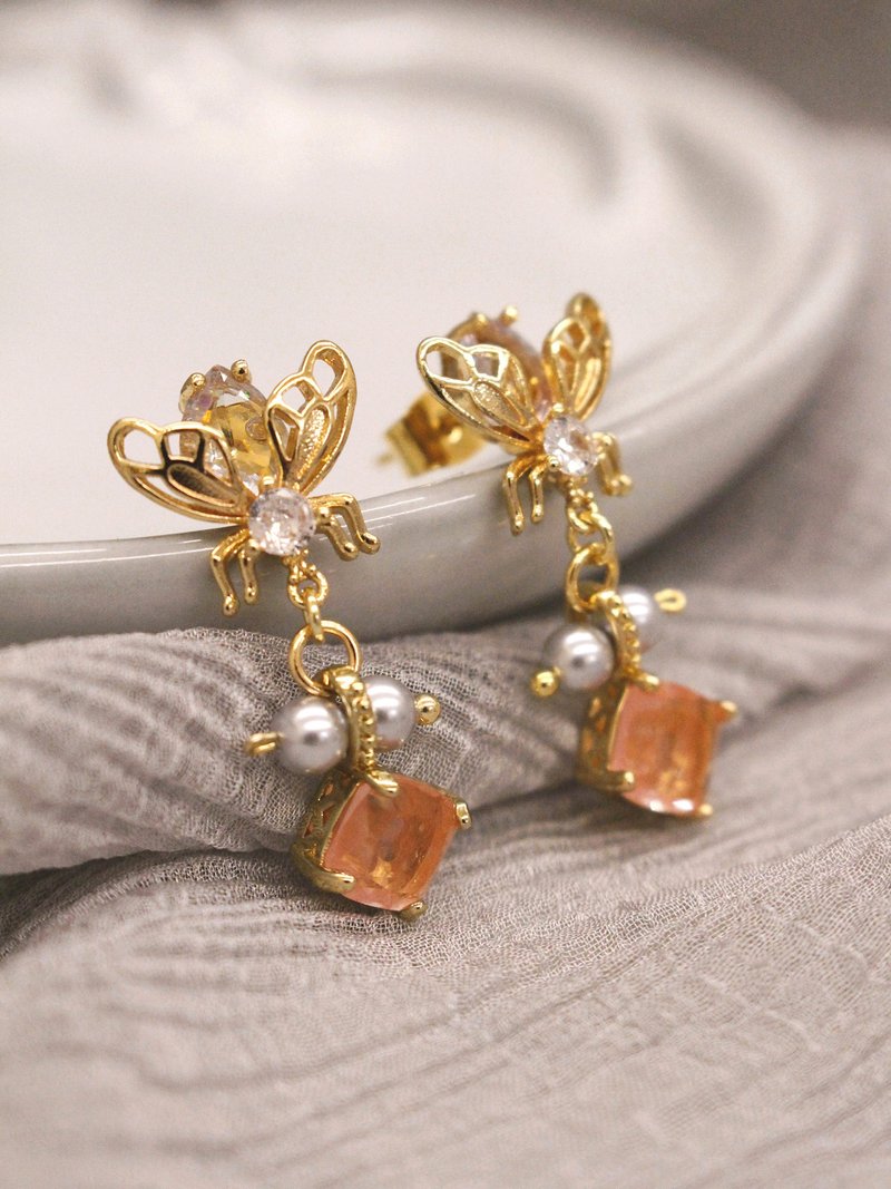 温开水金色碎光。MUCHAT 手作 14KGP 蝴蝶粉晶纯银针耳环 - 耳环/耳夹 - 其他金属 金色