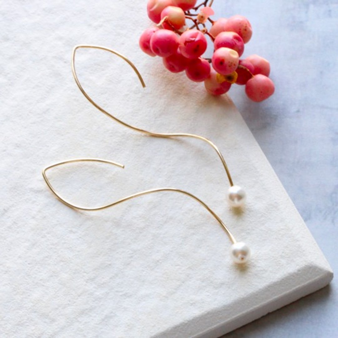 14kgf Swarovski Pearl Lady Like pierced earrings - 耳环/耳夹 - 其他金属 白色