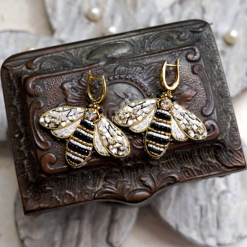 珠寶風高級手工法式刺繡釘珠蜜蜂耳環 - 耳环/耳夹 - 其他材质 金色