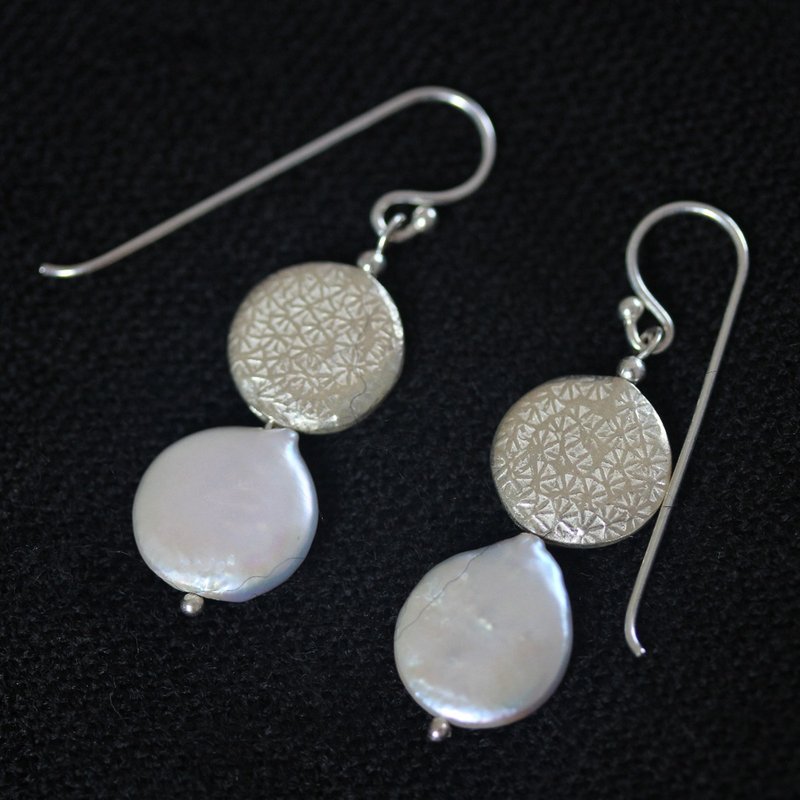 Pearl and patterned silver piece hook earring in thai sterling silver (E0121) - 耳环/耳夹 - 银 银色