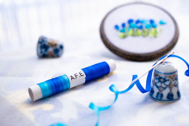 Art Fiber Endoのオリジナルカラーのシルクリボン　No105　水色から紺色へのグラデーション - 编织/刺绣/羊毛毡/裁缝 - 丝．绢 蓝色