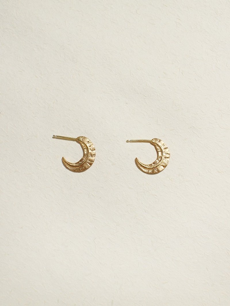 FOOL MOON 羽毛拥抱眉月 黄铜 18K镀金 环形 圆圈 耳 - 耳环/耳夹 - 铜/黄铜 金色