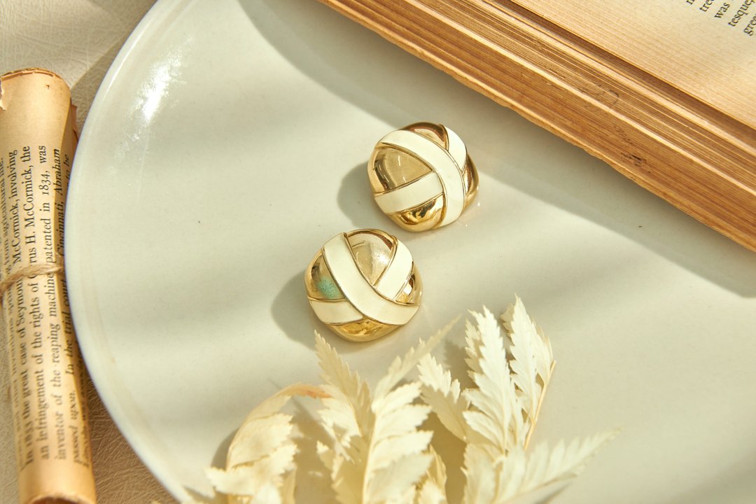 【美国带回 耶诞节款古董饰品】冬季新款 Givenchy金色礼物针式款 - 耳环/耳夹 - 其他金属 
