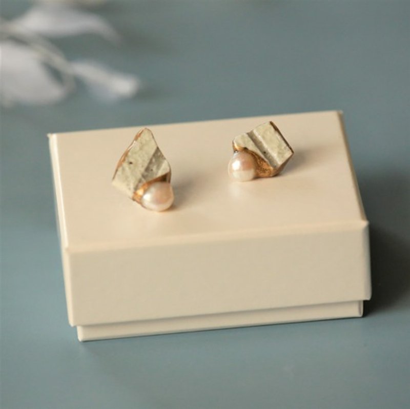 Karatsu ware porcelain piece Kintsugi pierced Clip-On/ white porcelain piece / freshwater pearl - 耳环/耳夹 - 陶 白色