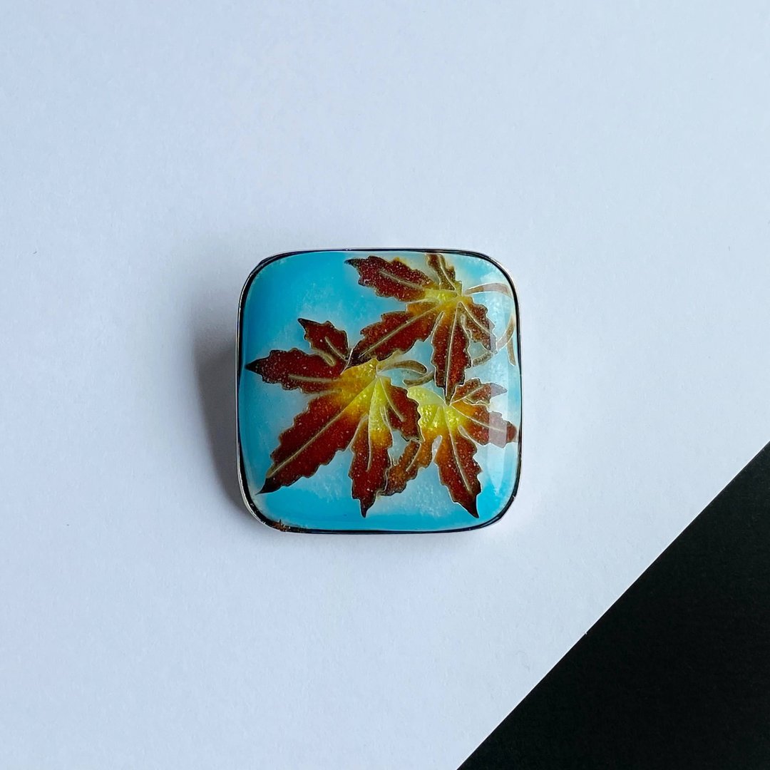 Autumn leaves [Sorairo Sky] Cloisonne brooch Pure silver-clad wired cloisonne - 胸针 - 其他材质 蓝色