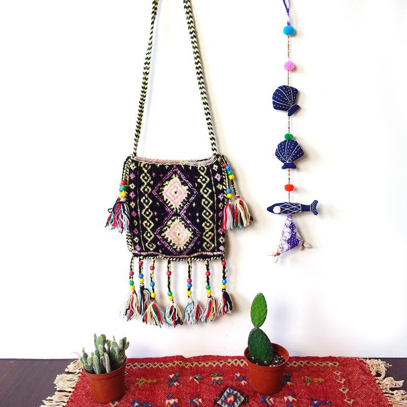 BajuTua /老物/ 毛线编织缤纷流苏包 - 侧背包/斜挎包 - 聚酯纤维 黑色