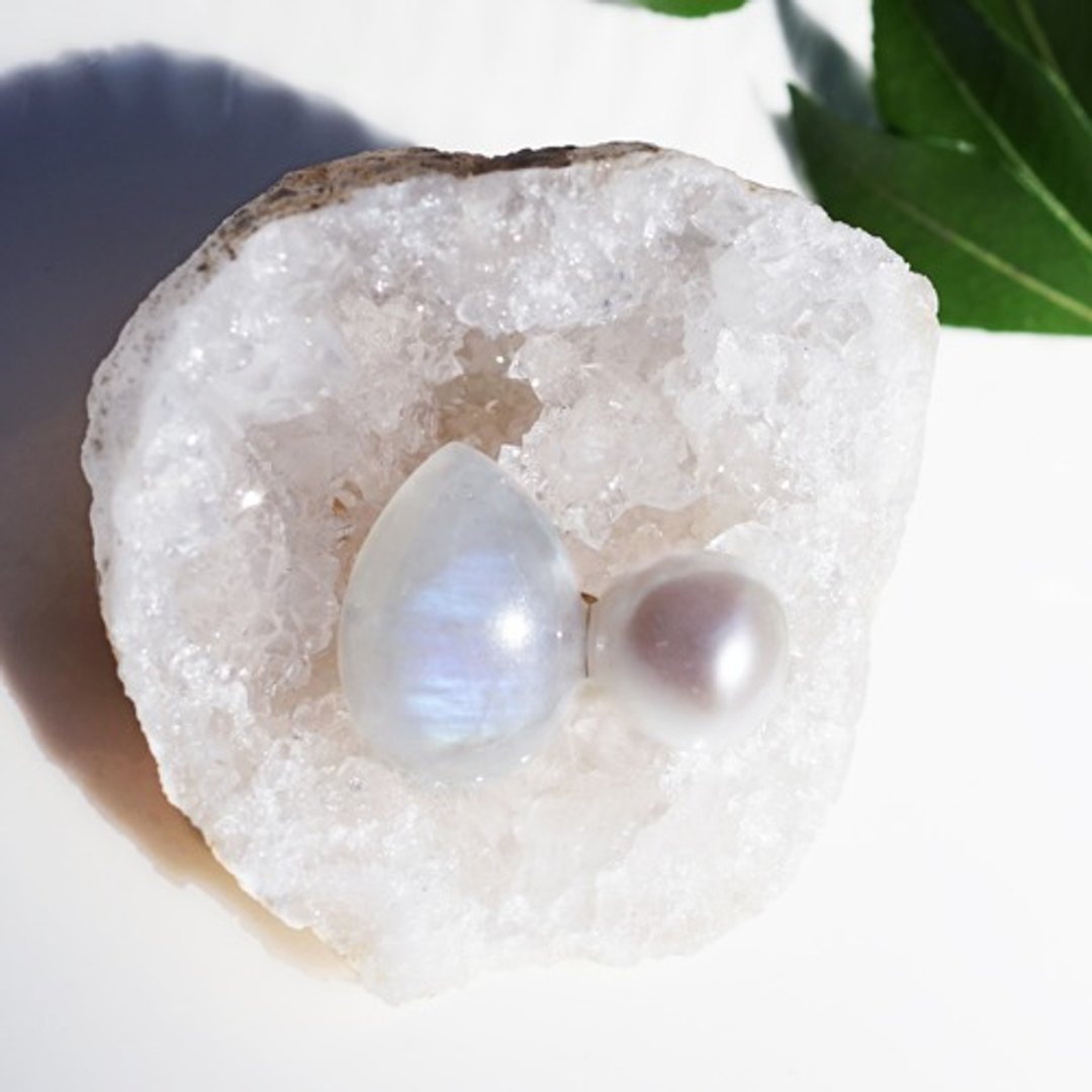 Rainbow Moonstone and Baroque Pearl Brooch Snow white - 发饰 - 宝石 白色