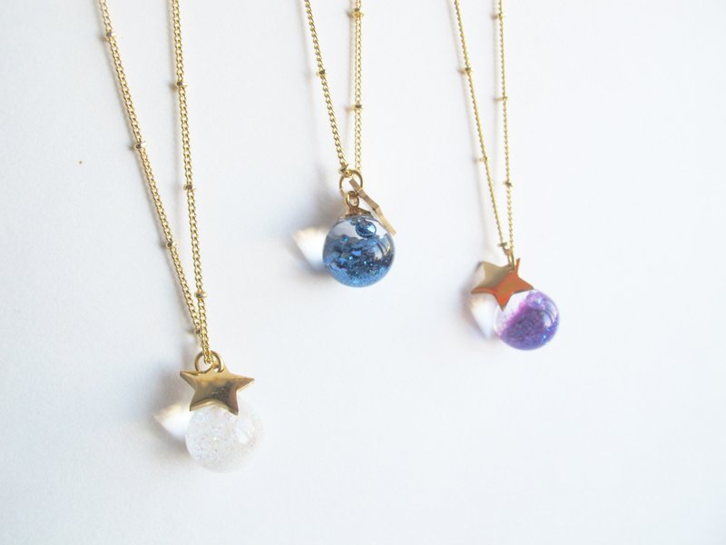 金色星星流沙水晶球颈链 - 夜空流光・灵动许愿 | Rosy Garden - 颈链 - 玻璃 多色