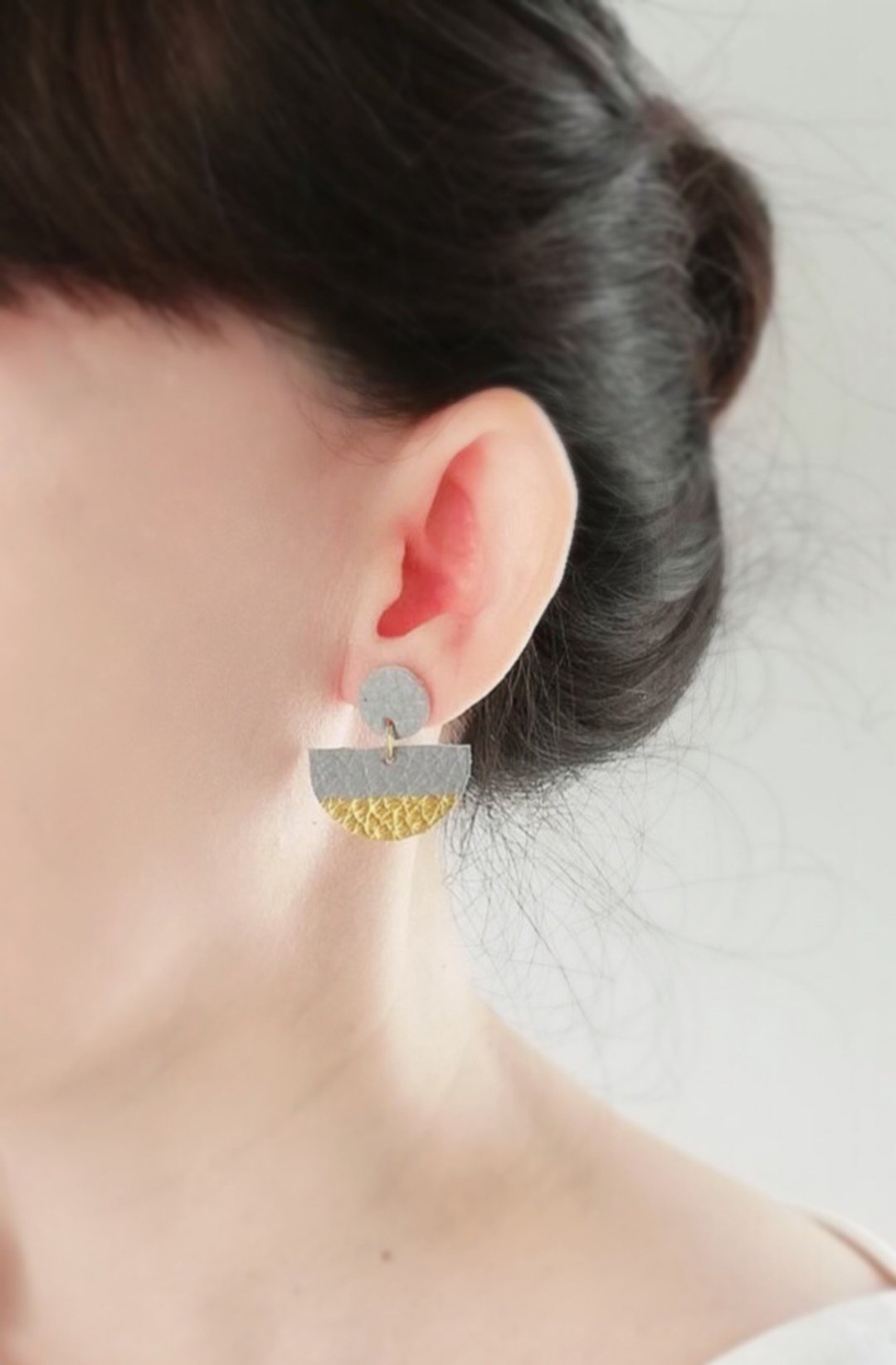 Handmade leather earring grey and gold color - 耳环/耳夹 - 真皮 灰色