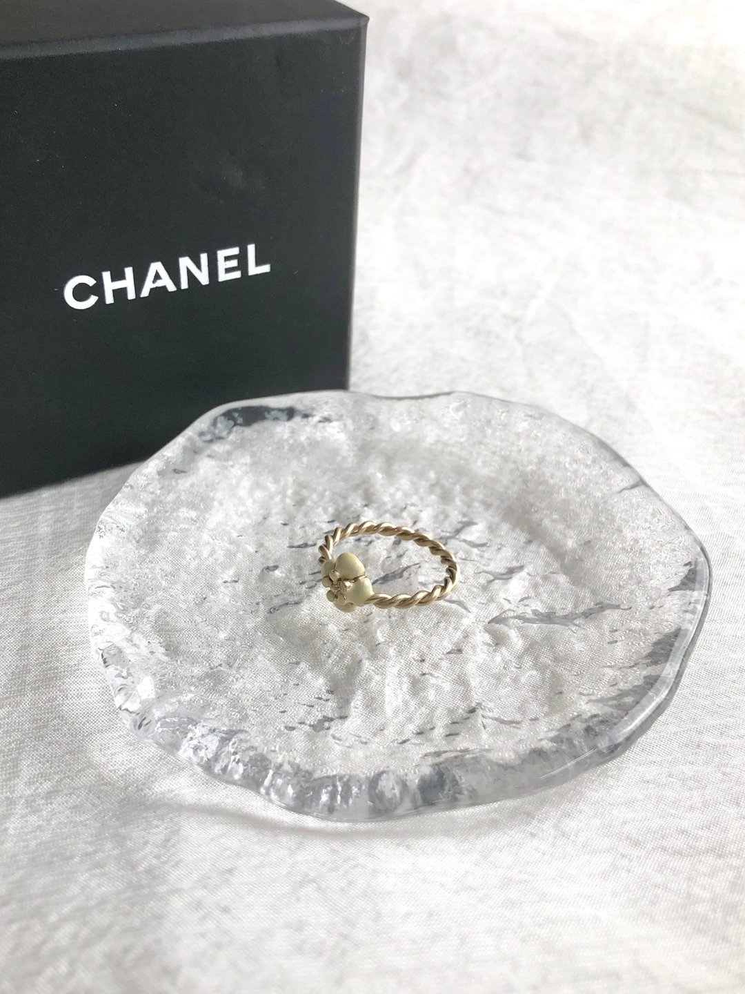 【VintageShop solo 日本直送中古包专卖店】CHANEL 香奈儿 戒指 经典金×白山茶花 扭纹 design vintage 古董 efw5ta - 戒指 - 其他材质 金色