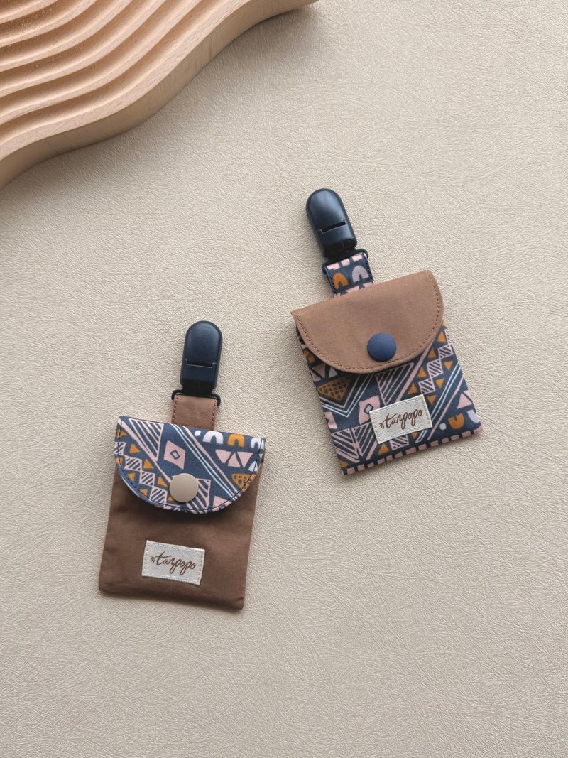 Tanpopo 手作宝宝小物 | 部落图腾系列平安符袋 - 平安符/符袋 - 棉．麻 咖啡色