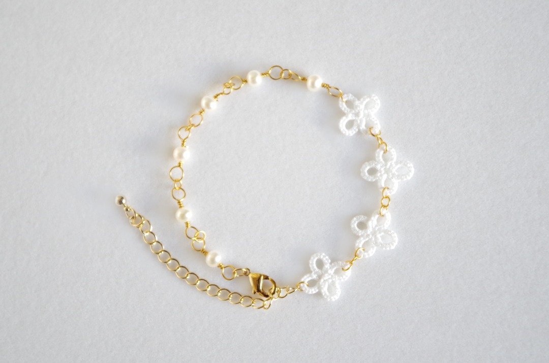 Tatting lace florets and freshwater pearl bracelet gold - 手链/手环 - 棉 白色