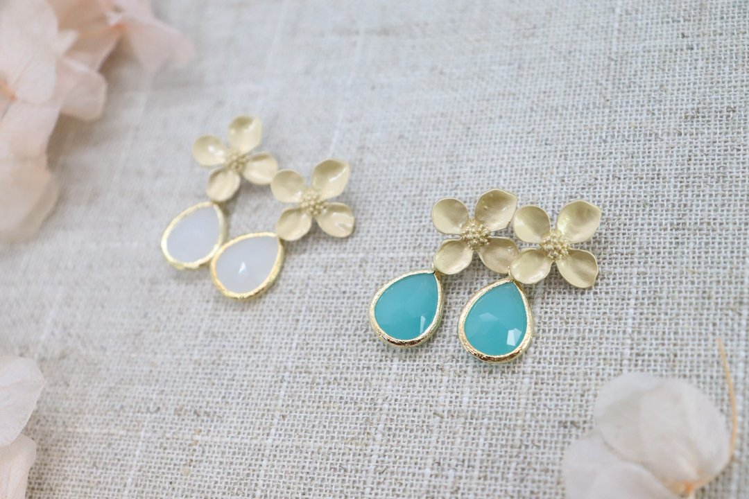 Pretty Teardrop Crystal Stones &amp; Lucky Four Leaf Flower Post Earrings - 耳环/耳夹 - 水晶 