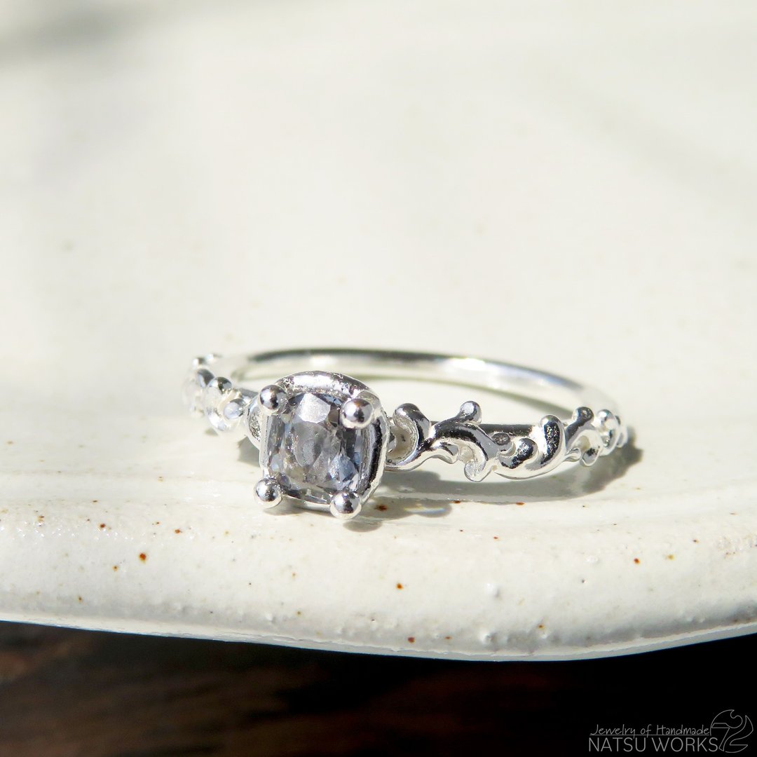 缀织戒指 / Gray Spinel Botanical Ring - - 戒指 - 宝石 蓝色