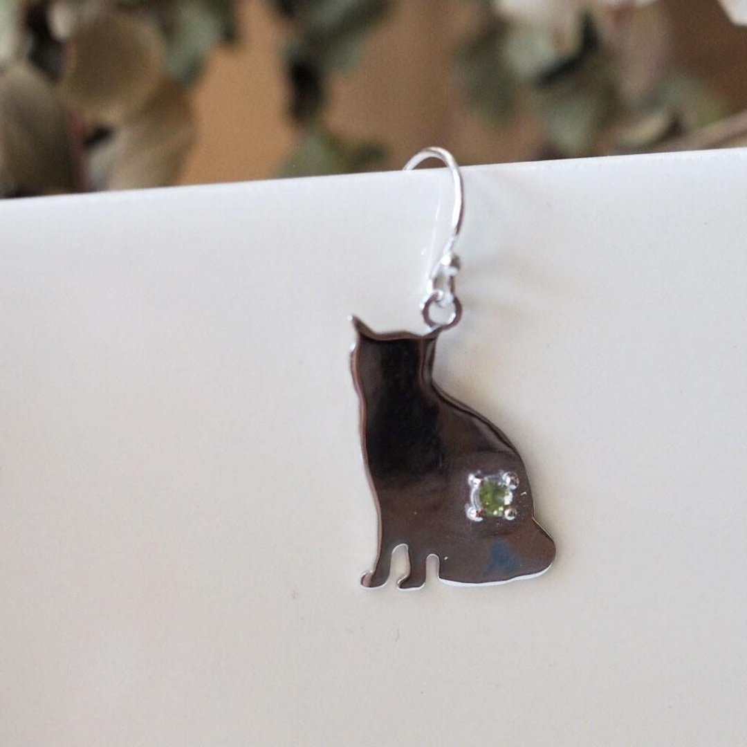 One-eared cat silhouette earrings (sideways sitting cat) Blue Moonstone, Blue Topaz, Amethyst, Peridot - 耳环/耳夹 - 宝石 