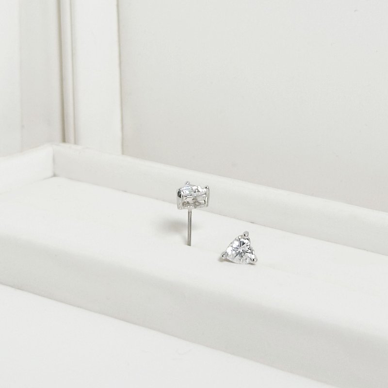 爱心锆石耳环/轻珠宝 简约风格 贴耳耳环 针式耳环 银色 黄铜饰品 - 耳环/耳夹 - 铜/黄铜 银色