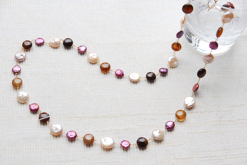 Coin-shaped pearl and stone necklace Striped agate (14kgf) - 项链 - 宝石 粉红色