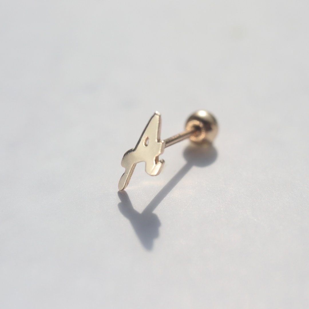14K 定制化英文字母锁珠耳环 (单个)耳骨 耳窝 不退色 - 耳环/耳夹 - 贵金属 金色