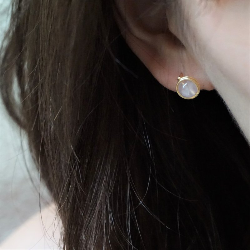 ll 金线框耳针 ll 7.5mm浅粉水晶 --- 爱情守护 天然石耳针耳环 - 耳环/耳夹 - 水晶 粉红色