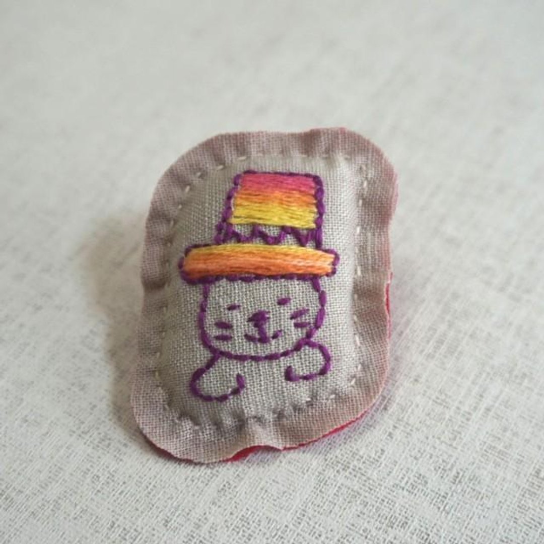 手绣胸针 猫咪帽子 - 胸针 - 绣线 卡其色