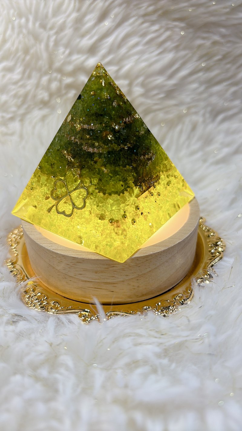 和平与幸运-橄榄石奥刚能量金字塔 - 摆饰 - 水晶 绿色