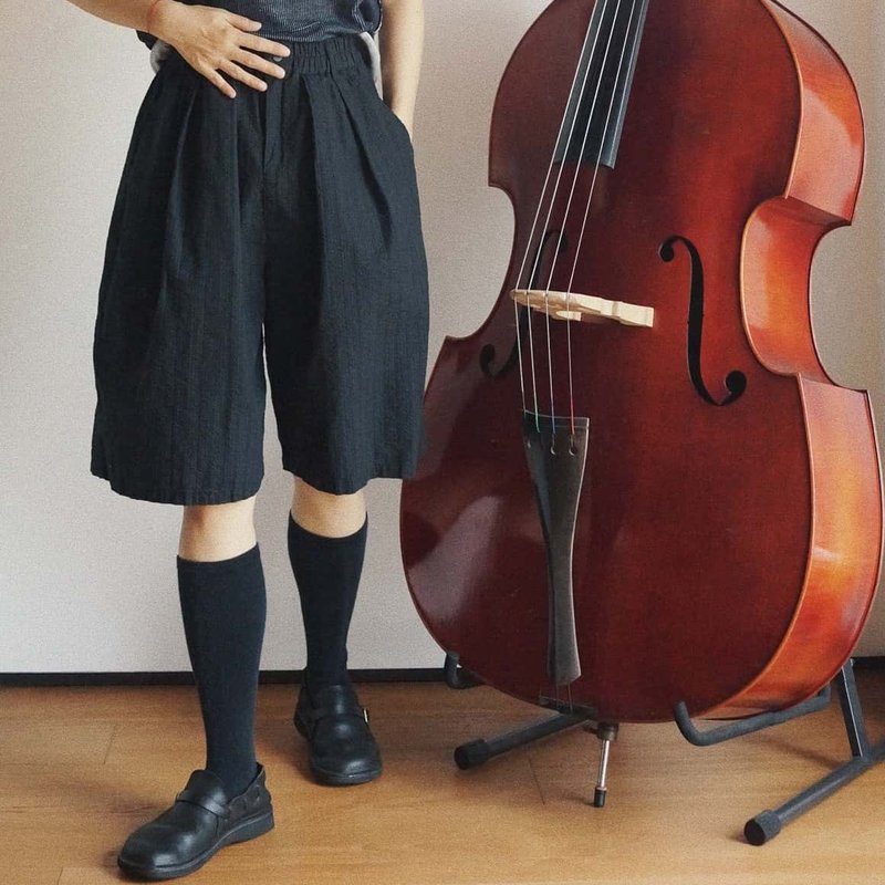 黑色 男女中性夏季五分褲 廓形短褲 明暗豎條紋凹凸泡泡棉中褲 - 女装短裤 - 棉．麻 黑色